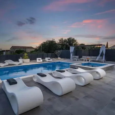 Villa Stipea - Four Bedroom With Swimming Pool Sucuraj