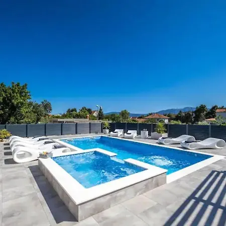 Stipea - Four Bedroom With Swimming Pool Villa Sucuraj