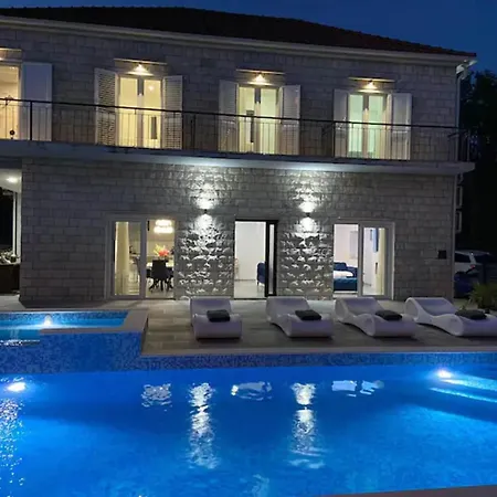 Stipea - Four Bedroom With Swimming Pool