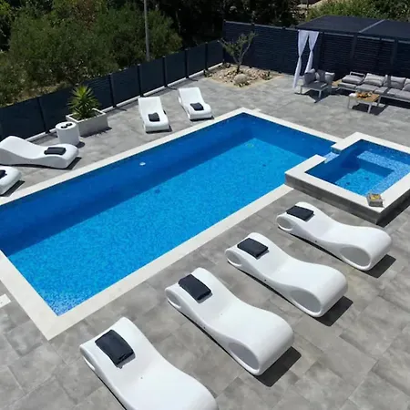 Stipea - Four Bedroom With Swimming Pool * Sucuraj