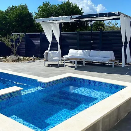 Stipea - Four Bedroom With Swimming Pool 빌라 *