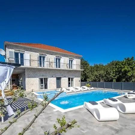 빌라 Stipea - Four Bedroom With Swimming Pool Sućuraj