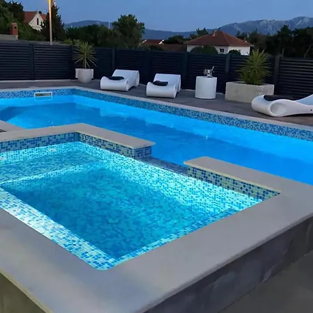 Stipea - Four Bedroom With Swimming Pool * Sućuraj